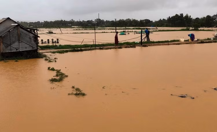 Mưa lũ miền Trung làm 11 người chết và mất tích, hơn 10.000 dân sơ tán