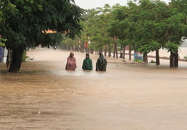 Mưa lũ miền Trung làm 11 người chết và mất tích, hơn 10.000 dân sơ tán