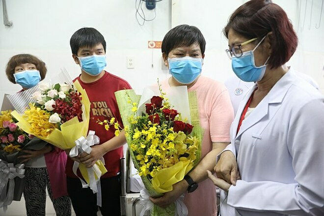 Ông Li Ding (áo cam) cùng con trai và vợ được bác sĩ (áo trắng) dặn dò khi xuất viện. Ảnh: Hữu Khoa.