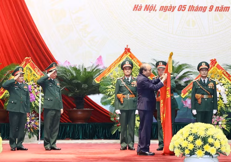 Thủ tướng Nguyễn Xuân Phúc trao Huân chương Bảo vệ Tổ quốc hạng Nhất của Chủ tịch nước tặng Bộ Tổng tham mưu Quân đội nhân dân Việt Nam. Ảnh VGP/Quang Hiếu