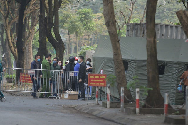 Hà Nội: Người thân tấp nập tiếp tế đồ vào khu cách ly Pháp Vân - Tứ Hiệp - 11