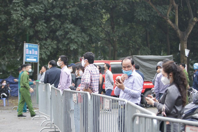 Hà Nội: Người thân tấp nập tiếp tế đồ vào khu cách ly Pháp Vân - Tứ Hiệp - 1