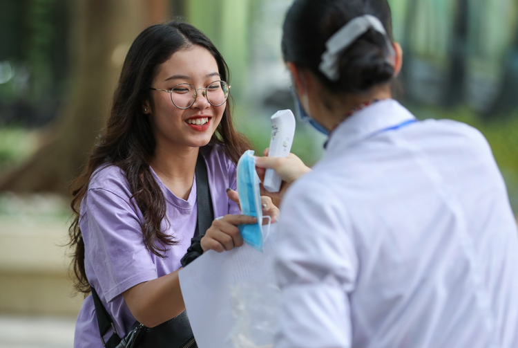 Nghiêm ngặt kiểm tra thí sinh vào làm thủ tục dự thi tốt nghiệp THPT 2020 - 3