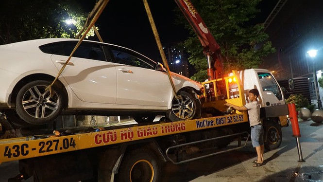 Ô tô húc văng những hòn đá trang trí vỡ kính toà nhà trung tâm hành chính TP Đà Nẵng - ảnh 2