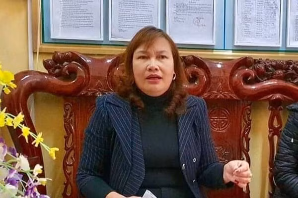 Bé gái 3 tuổi ở Thanh Hóa bị bỏ quên trong nhà vệ sinh trường học