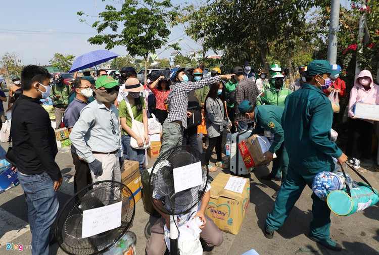 Canh dong duc nhu cho phien truoc cong khu cach ly o TP.HCM hinh anh 2 tiepte_zing35.JPG