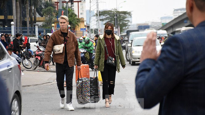 Người dân ùn ùn quay lại Thủ đô sau một tuần nghỉ Tết - ảnh 9