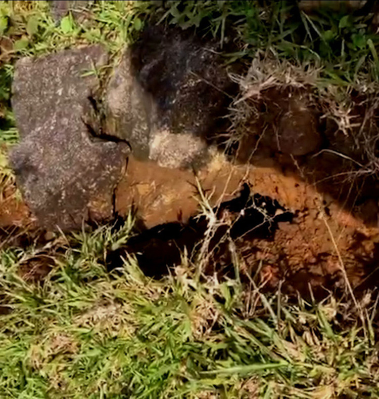 Núi nứt dài hơn 200 mét, hàng chục hộ dân huyện miền núi Quảng Trị di dời khẩn - 1