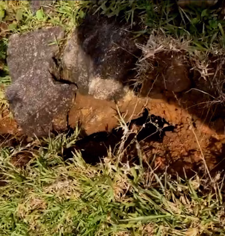 Núi nứt dài hơn 200 mét, hàng chục hộ dân huyện miền núi Quảng Trị di dời khẩn - 1