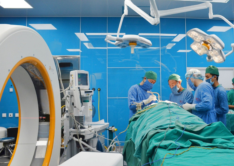 Nam thanh nien bi thang may kep vo dau anh 1