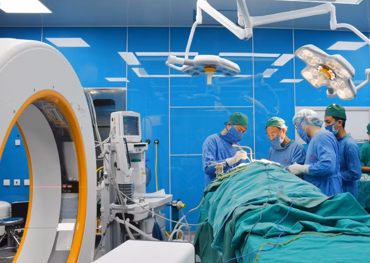 Nam thanh nien bi thang may kep vo dau anh 1