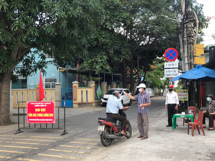 Tổ Công tác COVID đi lấy thông tin, kiểm tra thân nhiệt người dân trong tổ. Ảnh: VGP/Lưu Hương