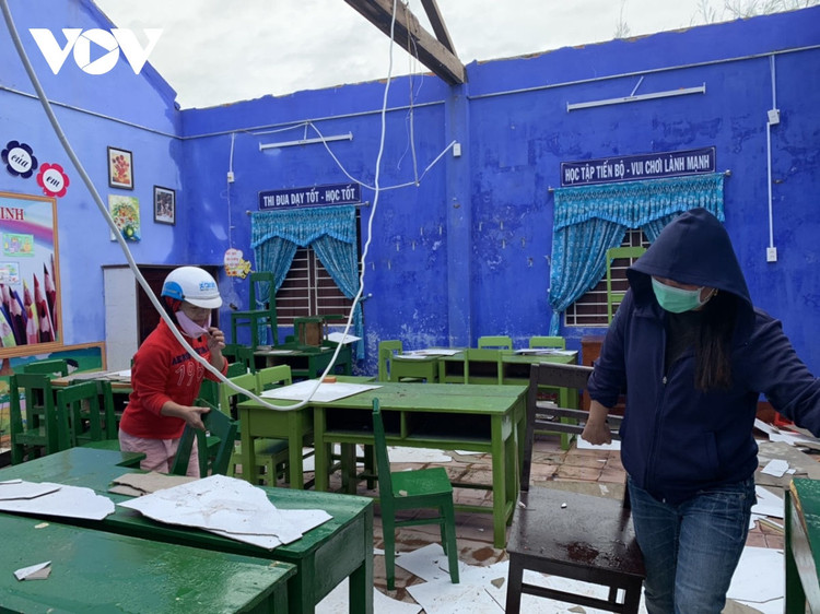 Cập nhật: Bão số 13 cuốn bay mái trường học, "nhổ" bật gốc cây, cuốn trôi nhà dân ảnh 8