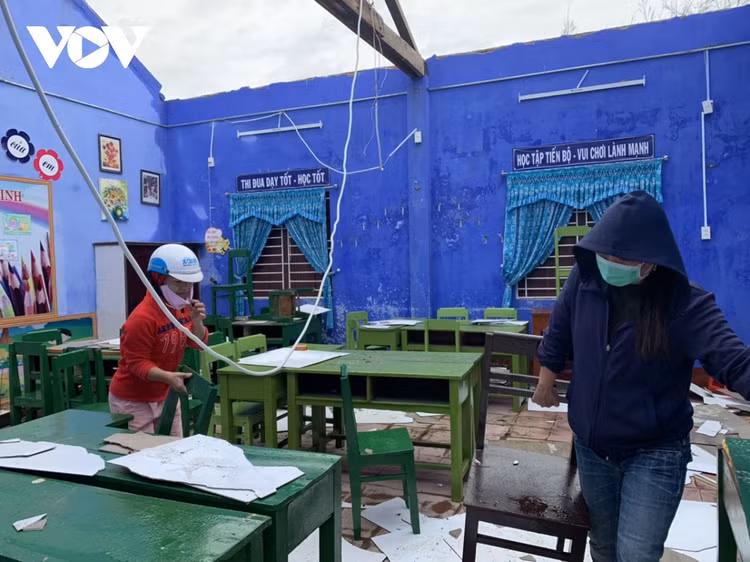 Cập nhật: Bão số 13 cuốn bay mái trường học, "nhổ" bật gốc cây, cuốn trôi nhà dân ảnh 8