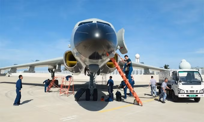 Oanh tạc cơ H-6J được cho là hạ cánh trái phép xuống đảo Phú Lâm, thuộc quần đảo Hoàng Sa của Việt Nam, hồi đầu tháng 8. Ảnh:Twitter/RupprechtDeino.