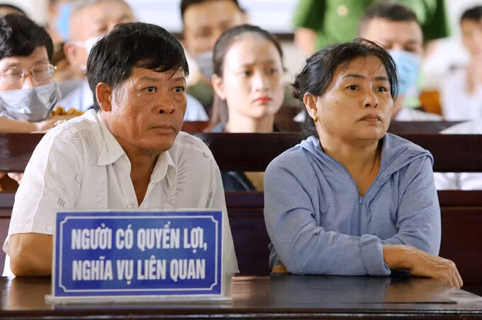 Ông Phạm Văn Thìn (bố nạn nhân Trà My) cùng vợ ngồi xem tòa xét xử. Ảnh: Đức Hùng