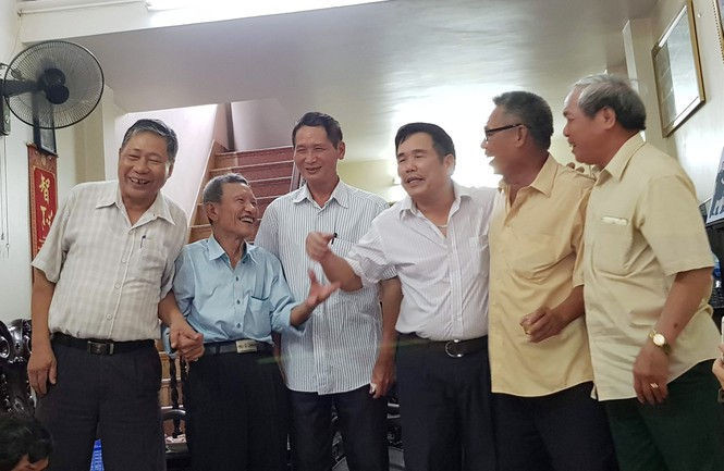 Người phất cờ giải phóng tại Dinh Độc Lập - ảnh 1