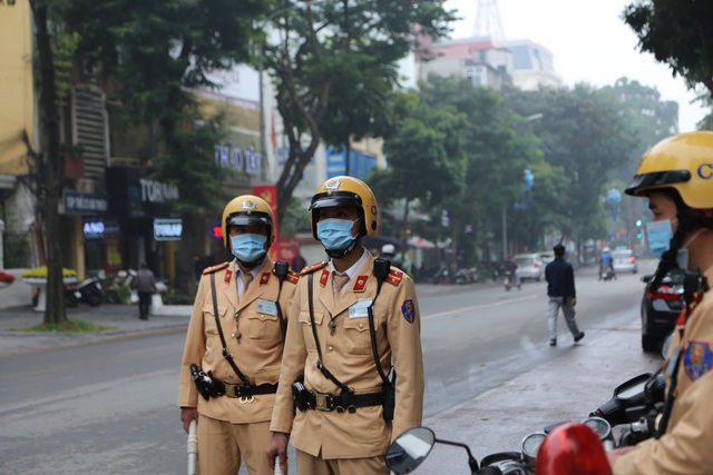  Xem CSGT Hà Nội đo nồng độ cồn giữa dịch corona - 1