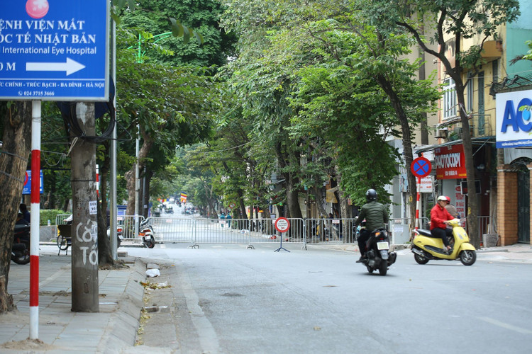 Rào chắn xung quanh khu vực phát hiện quả bom lớn ở Hà Nội