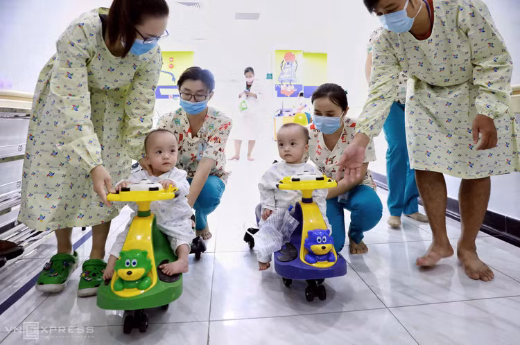 Trúc Nhi, Diệu Nhi tập đứng, tập bò ảnh 6