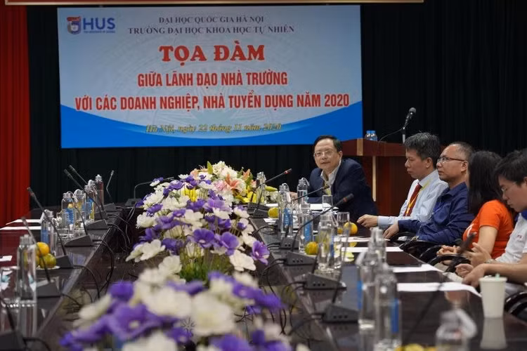 PGS.TSKH Vũ Hoàng Linh, Hiệu trưởng Trường Đại học Khoa học Tự nhiên tọa đàm với các doanh nghiệp, nhà tuyển dụng.