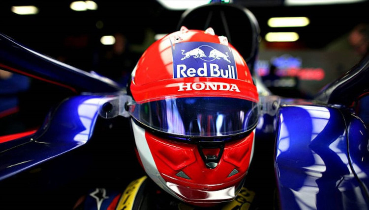 Mũ bảo hiểm của người lái xe F1 có thể chịu được những va đập rất lớn.