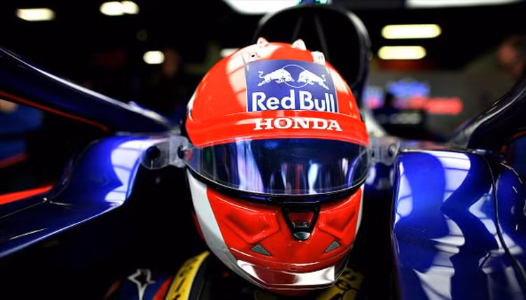 Mũ bảo hiểm của người lái xe F1 có thể chịu được những va đập rất lớn.