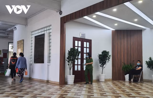  Công an khám xét nơi làm việc của Giám đốc Bệnh viện Mắt TPHCM - Ảnh 1.