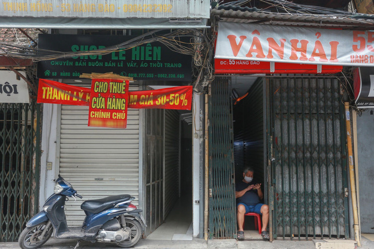Loạt cửa hàng ở Hà Nội trả mặt bằng, chủ nhà méo mặt tìm khách thuê - 2