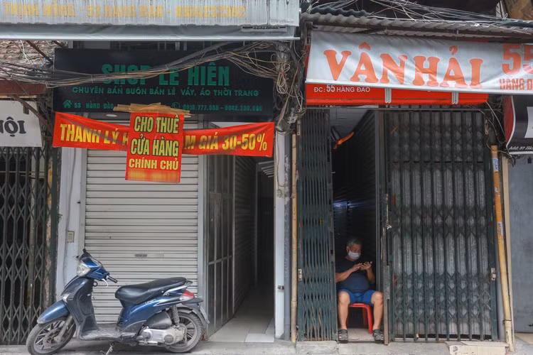 Loạt cửa hàng ở Hà Nội trả mặt bằng, chủ nhà méo mặt tìm khách thuê - 2