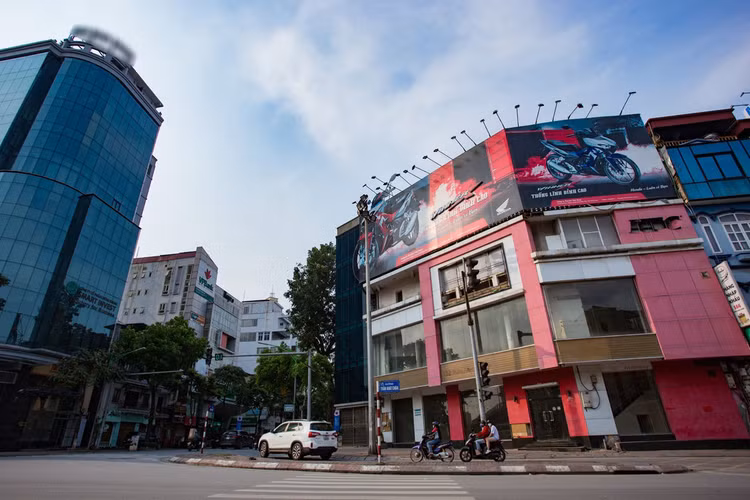 Loạt cửa hàng ở Hà Nội trả mặt bằng, chủ nhà méo mặt tìm khách thuê - 11