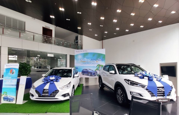 Giảm 50% phí trước bạ, khách Việt “kháo” nhau đi nhận xe, ra biển số