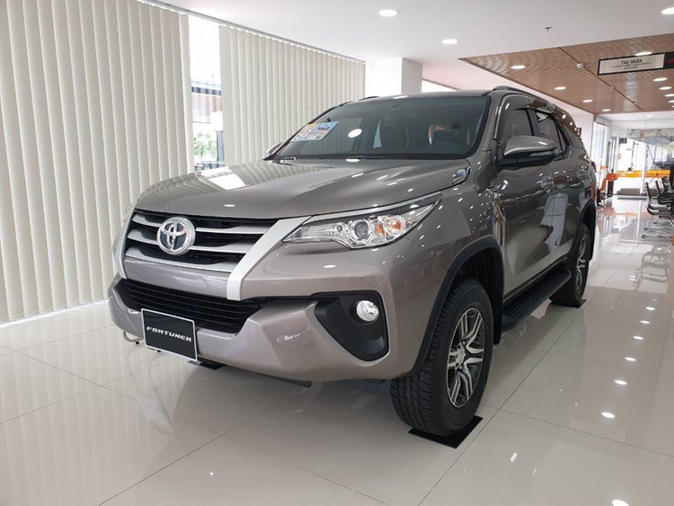 Giảm 50% phí trước bạ, khách Việt “kháo” nhau đi nhận xe, ra biển số