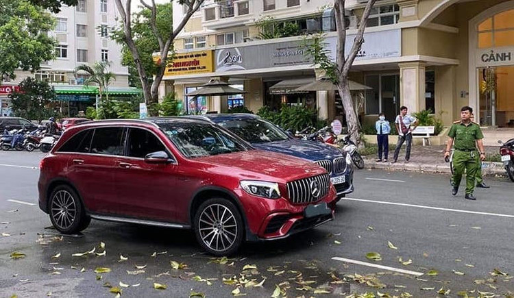 Tranh cãi kịch liệt vụ BMW va chạm Mercedes trên phố Sài Gòn