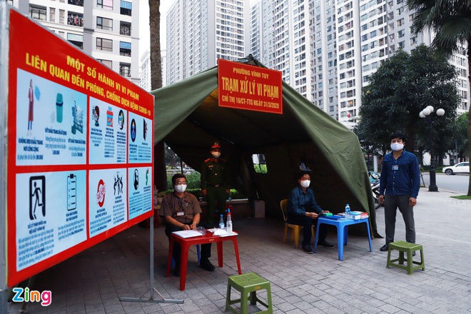 Cong an lap chot o Times City xu ly nguoi khong deo khau trang hinh anh 1 VT_zing.jpg