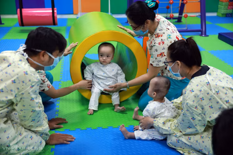 Trúc Nhi, Diệu Nhi tập đứng, tập bò ảnh 4