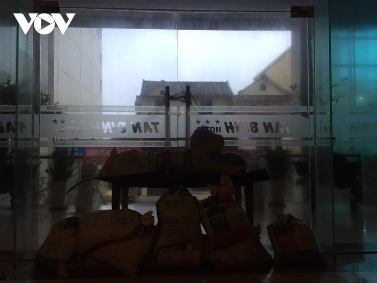 Cập nhật: Bão số 13 cuốn bay mái trường học, "nhổ" bật gốc cây, cuốn trôi nhà dân ảnh 63