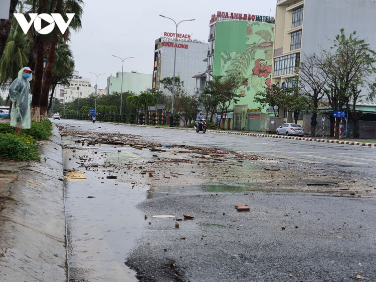 Cập nhật: Bão số 13 cuốn bay mái trường học, "nhổ" bật gốc cây, cuốn trôi nhà dân ảnh 55
