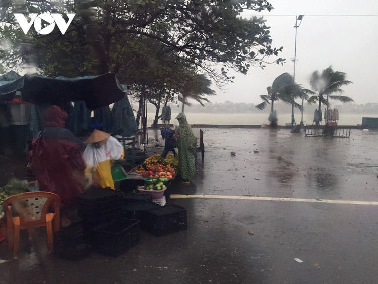 Cập nhật: Bão số 13 cuốn bay mái trường học, "nhổ" bật gốc cây, cuốn trôi nhà dân ảnh 66