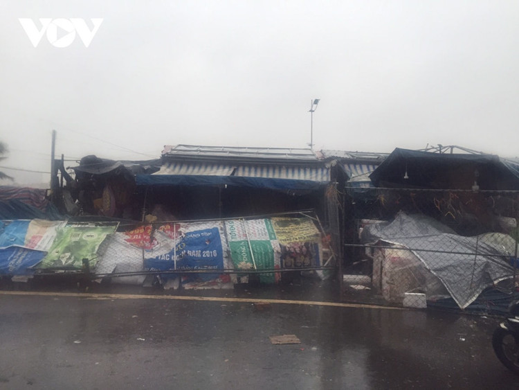 Cập nhật: Bão số 13 cuốn bay mái trường học, "nhổ" bật gốc cây, cuốn trôi nhà dân ảnh 65