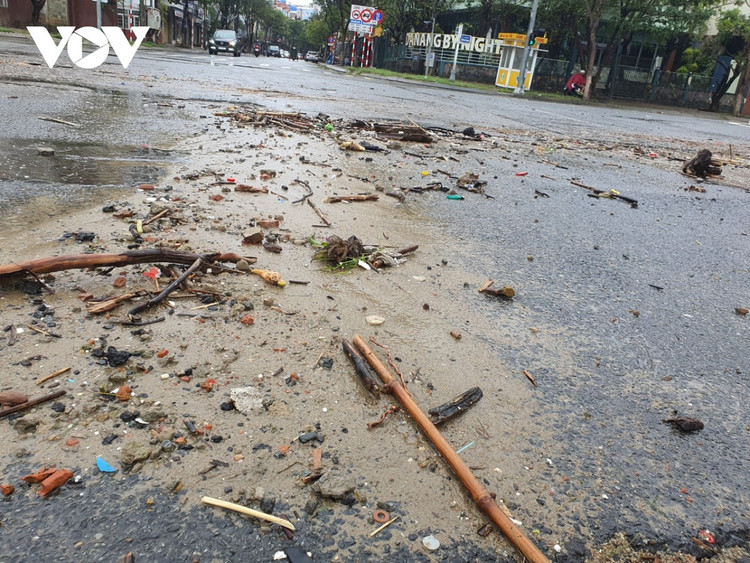 Cập nhật: Bão số 13 cuốn bay mái trường học, "nhổ" bật gốc cây, cuốn trôi nhà dân ảnh 56