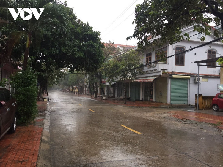 Cập nhật: Bão số 13 cuốn bay mái trường học, "nhổ" bật gốc cây, cuốn trôi nhà dân ảnh 64