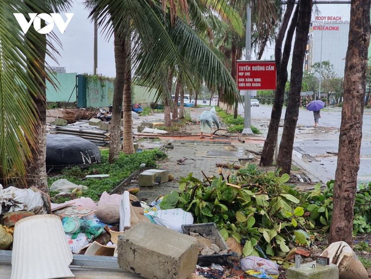 Cập nhật: Bão số 13 cuốn bay mái trường học, "nhổ" bật gốc cây, cuốn trôi nhà dân ảnh 60