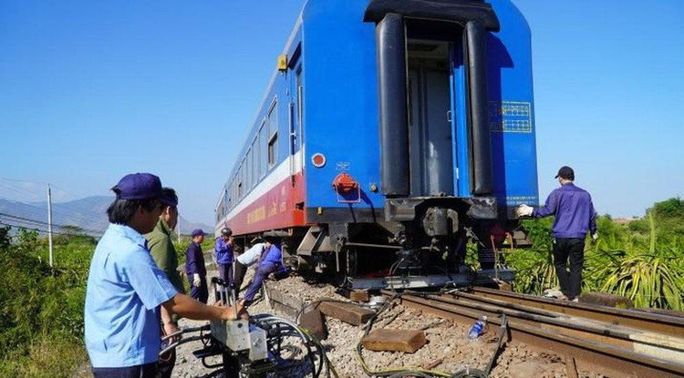 Công tác sửa chữa bảo dưỡng đường ray duy trì an toàn cho tàu chạy thông suốt.