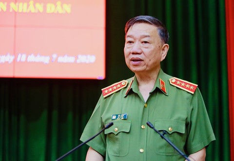 Thăng cấp bậc hàm thiếu tướng cho Phó Giám đốc Công an TPHCM - ảnh 2