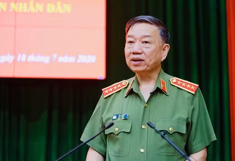 Thăng cấp bậc hàm thiếu tướng cho Phó Giám đốc Công an TPHCM - ảnh 2