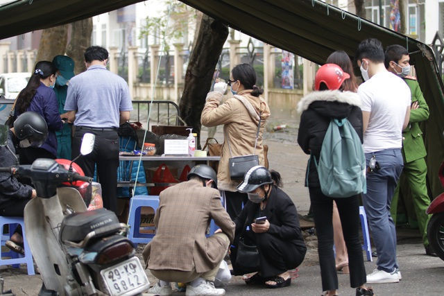 Hà Nội: Người thân tấp nập tiếp tế đồ vào khu cách ly Pháp Vân - Tứ Hiệp - 12