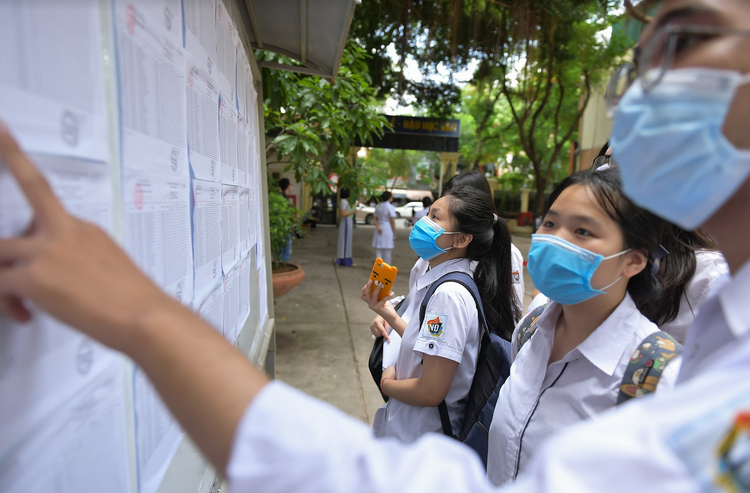 Nghiêm ngặt kiểm tra thí sinh vào làm thủ tục dự thi tốt nghiệp THPT 2020 - 5