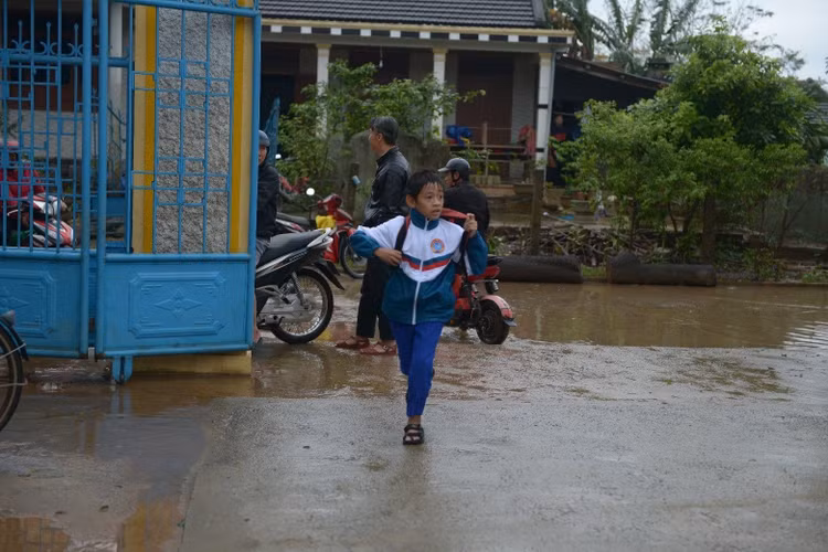 Trận lũ lịch sử đã gây muôn vàn khó khăn cho người dân miền Trung, đặc biệt là các em học sinh.