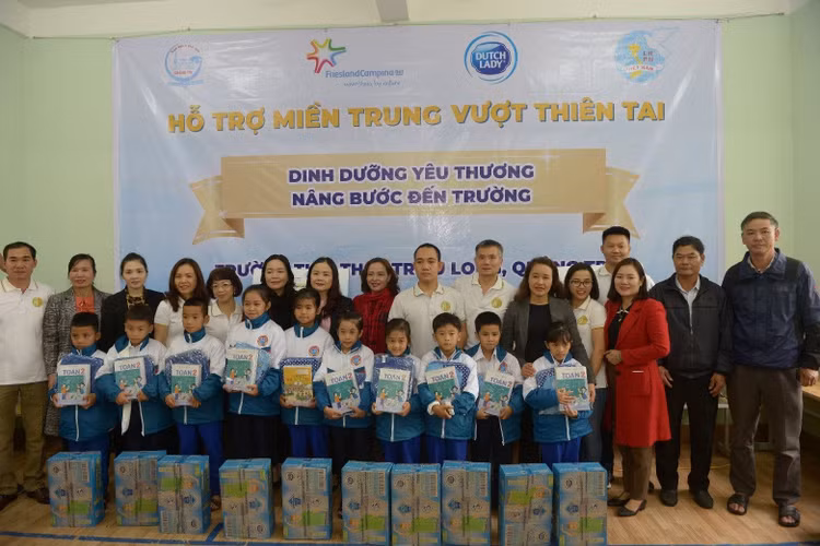 Với tinh thần “dinh dưỡng yêu thương, nâng bước đến trường”, Sữa Cô gái Hà Lan đã chung tay hỗ trợ thầy và trò tỉnh Quảng Trị vượt qua khó khăn từ thiên tai.